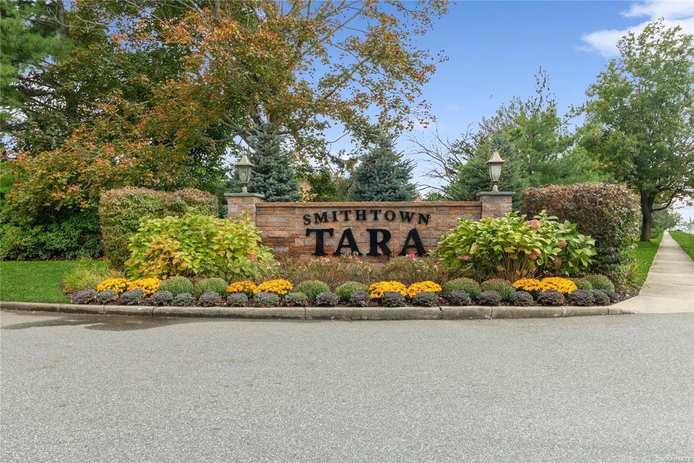 37 Ashley Cir unit 1, ComMacK, NY 11725 - photo 1