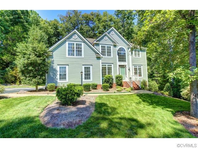 Gorgeous Transitional on a large private lot in Fo