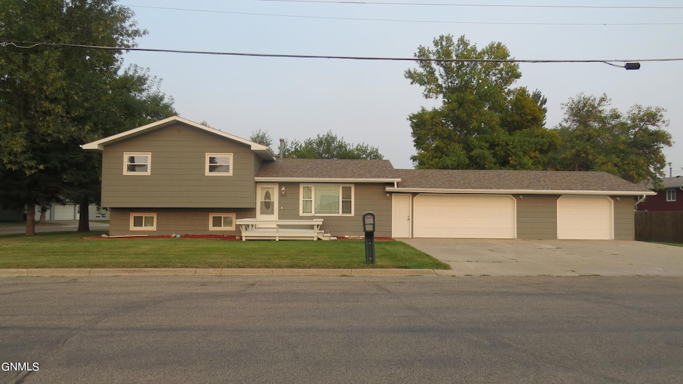 1605 4th Ave SW, Jamestown, ND 58401 - photo 1