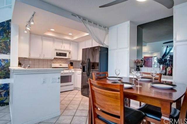 Light and bright kitchen with cozy breakfast nook