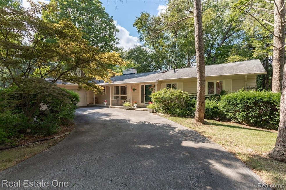 3164 E Bradford Dr, Bloomfield Hills, MI 48301 - photo 1