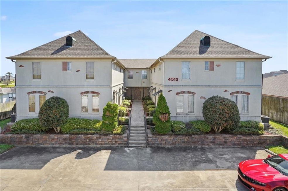 Beautiful waterfront complex , minutes to Hwy 11 o