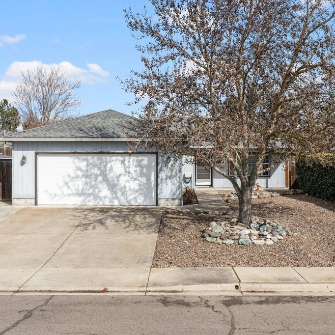 1380 Vista Dr, Central Point, OR 97502 - photo 1