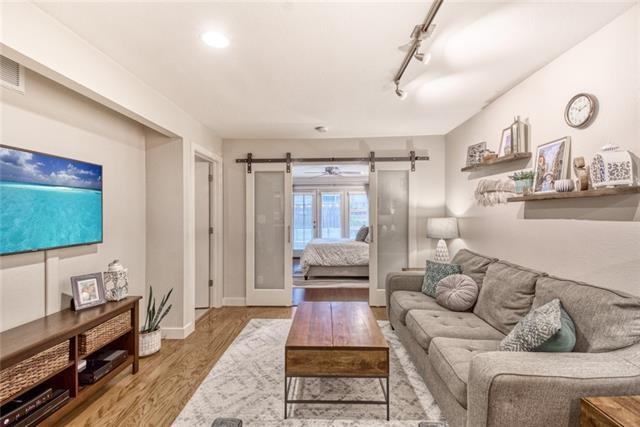 Cozy condo walking distance to 6th Street and all 
