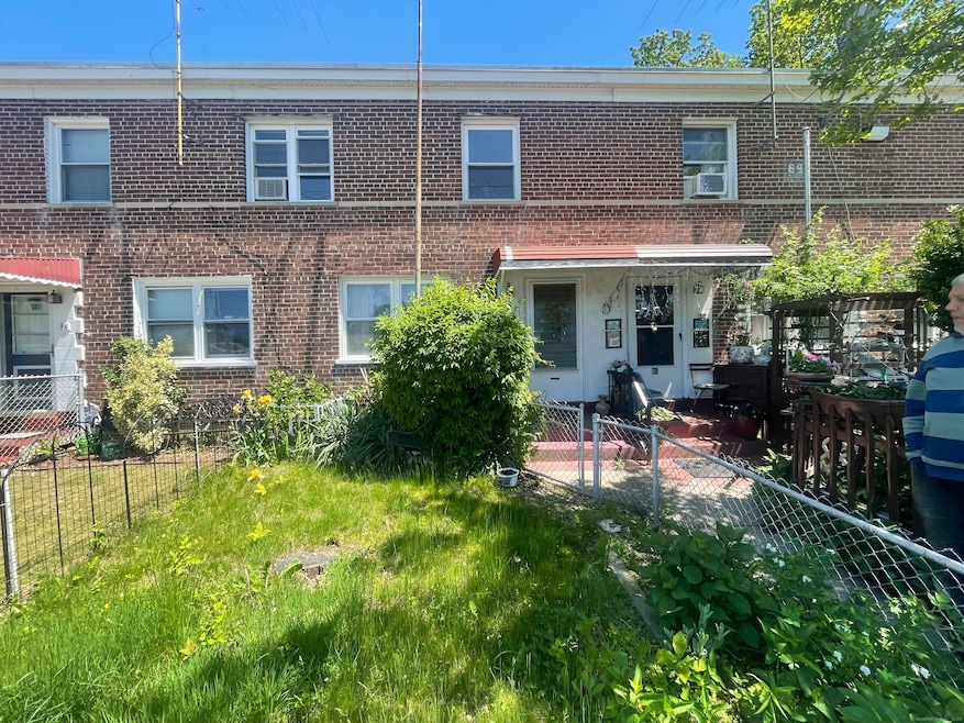 Personal front and back yard space!