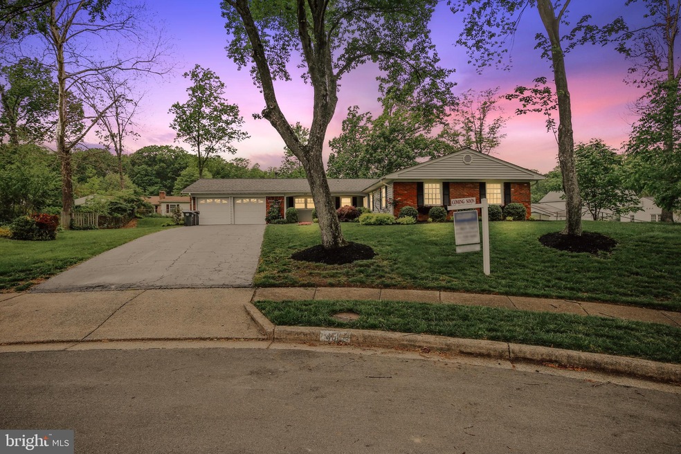 4512 Mill Point Ct, Fairfax, VA 22033 - photo 1