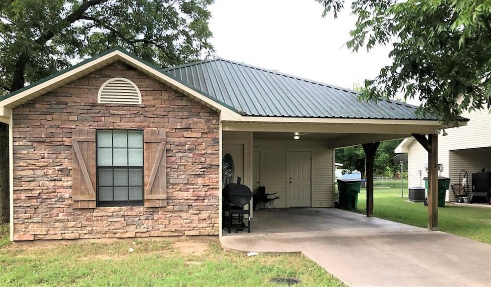 1208 Moss St, Gainesville, TX 76240 - photo 1