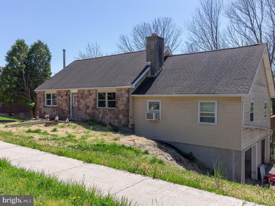 709 Roberts Dr, Pottstown, PA 19464 - photo 1