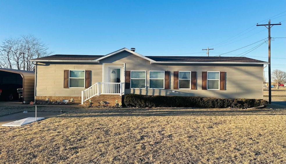 821 E A St, Watonga, OK 73772 - photo 1