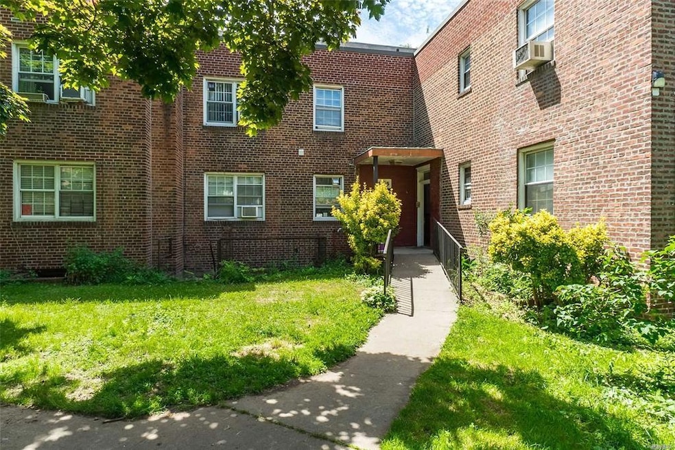 78-05 Park Dr E unit 4B, Kew Gardens Hills, NY 11367 - photo 1