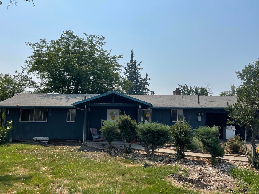 2866 Lotus Ln, Central Point, OR 97502 - photo 1