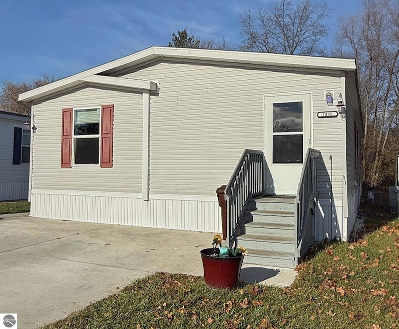 1032 Pebble Creek Dr, Mount Pleasant, MI 48858 - photo 1