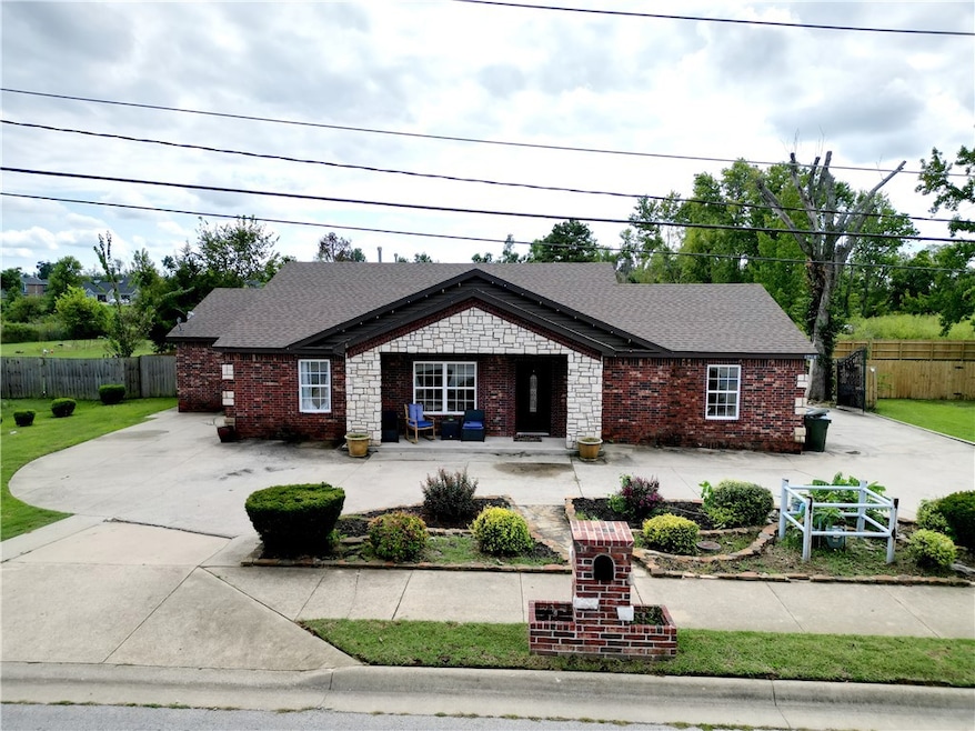 1610 W Olive St, Rogers, AR 72756 - photo 1