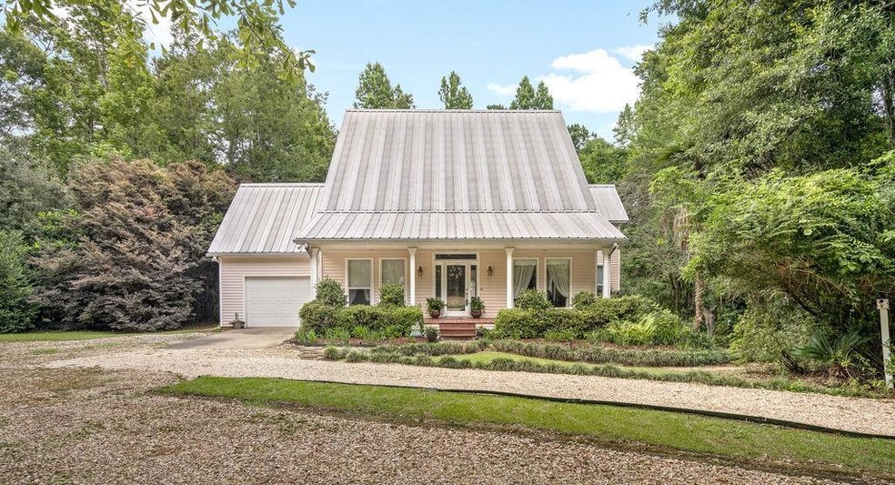 Pretty acadian cottage,
so private