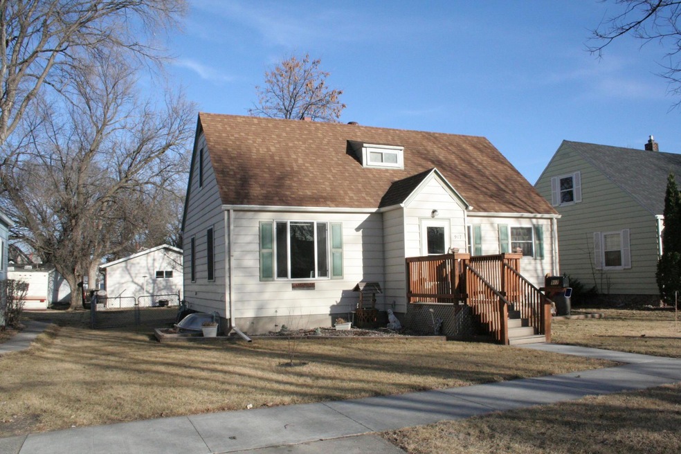 917 S 9th St, Grand Forks, ND 58201 - photo 1