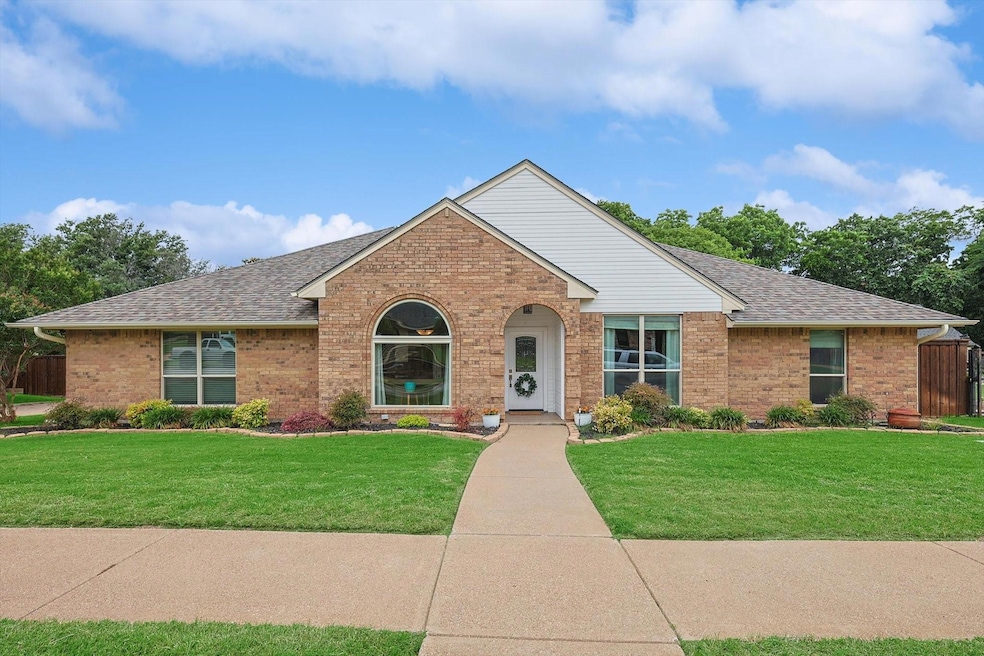 1105 Hidden Oaks Dr, Bedford, TX 76022 - photo 1