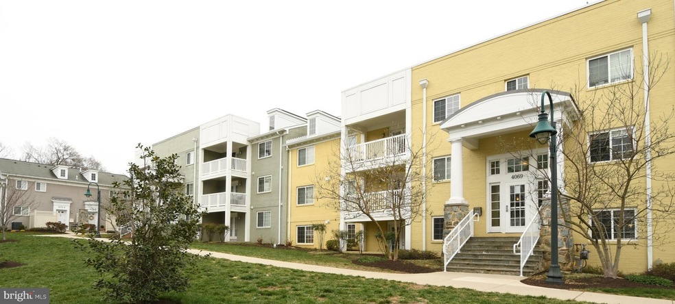 4069 S Four Mile Run Dr unit 104, Arlington, VA 22204 - photo 1