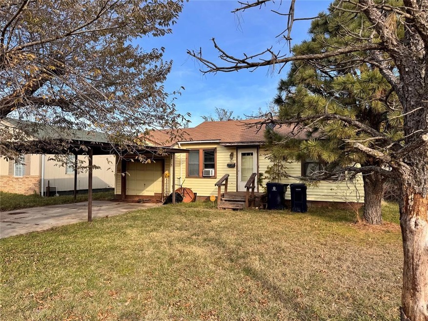 View of front of property with a garage and a fron