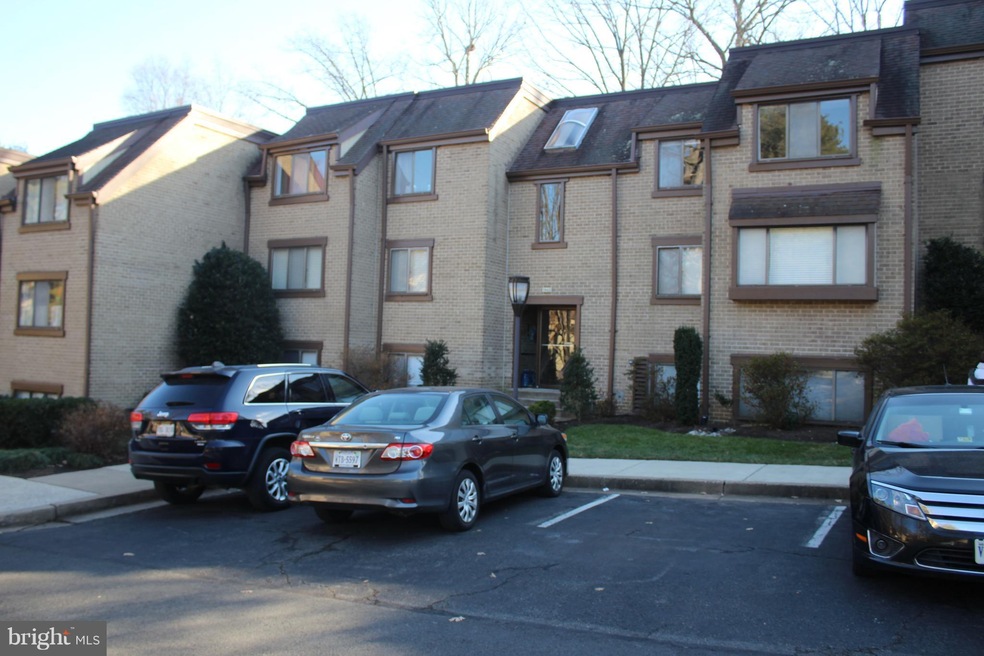 1643 Parkcrest Cir unit 301, Reston, VA 20190 - photo 1