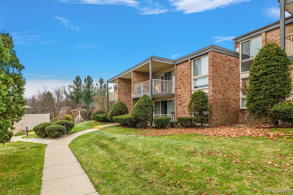 4047 W Maple Rd unit 201, Bloomfield Hills, MI 48301 - photo 1
