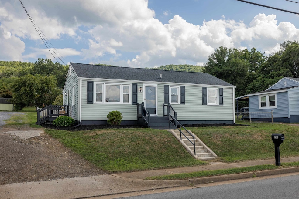 1012 S Delphine Ave, Waynesboro, VA 22980 - photo 1