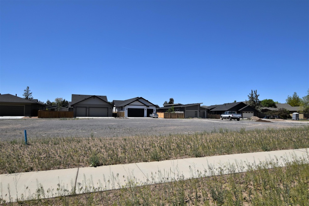 759 NW 13th St, Redmond, OR 97756 - photo 1