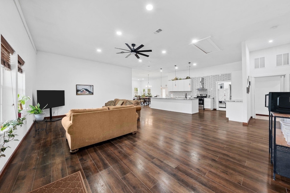 Open Floor Plan, View from front door Living room 