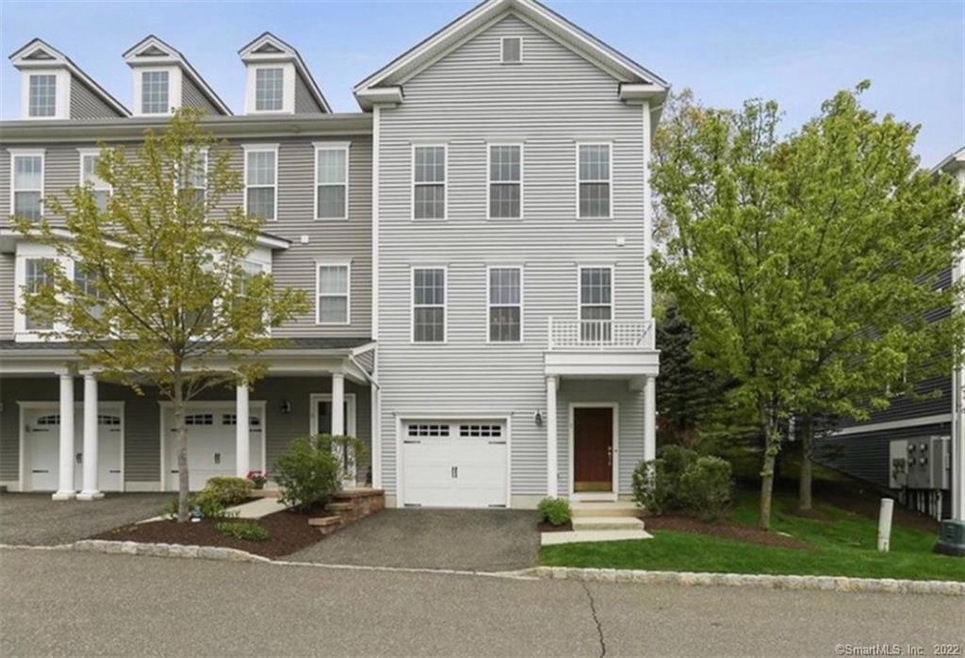 Beautiful END UNIT Townhome