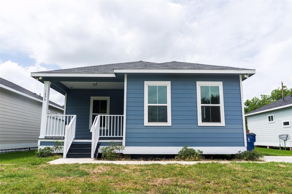 1606 W Willis St, Alvin, TX 77511 - photo 1