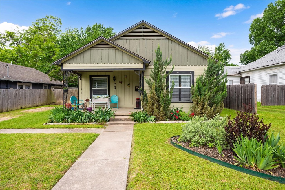 707 N Sherman St, Ennis, TX 75119 - photo 1