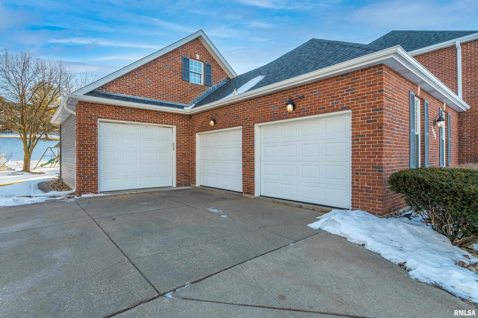 2831 E 43rd St, Davenport, IA 52807 - photo 1