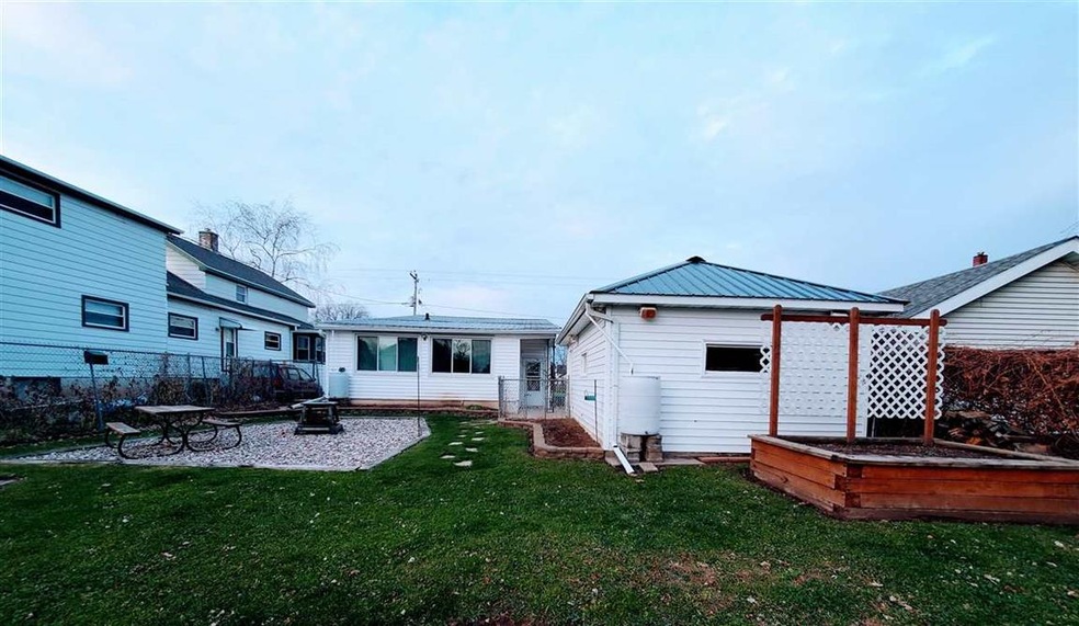 37 W 12th Ave, Oshkosh, WI 54902 - photo 1