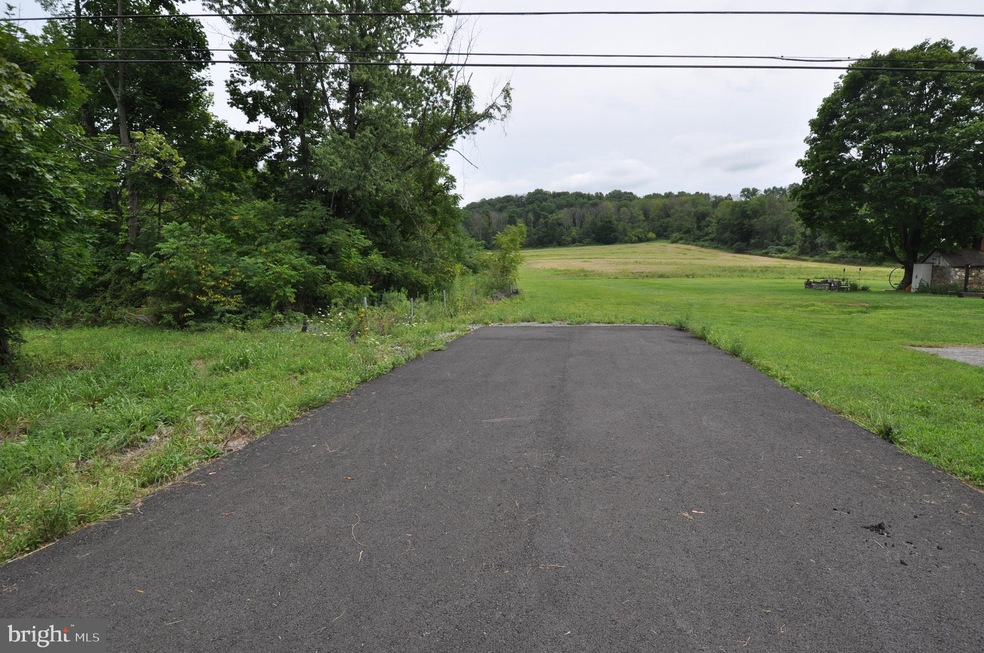 7433 Chestnut St, Zionsville, PA 18092 - photo 1