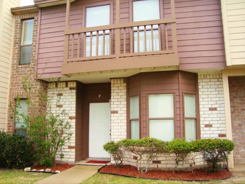 Two-story townhome overlooks lovely greenbelt.
