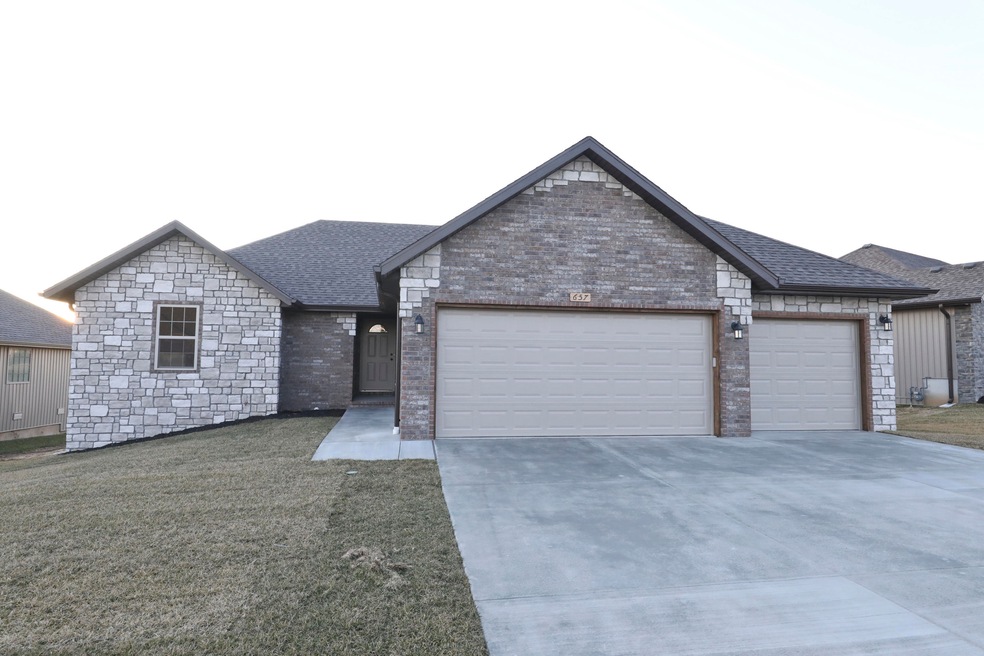 657 N Maplewood Hills Rd, Nixa, MO 65714 - photo 1