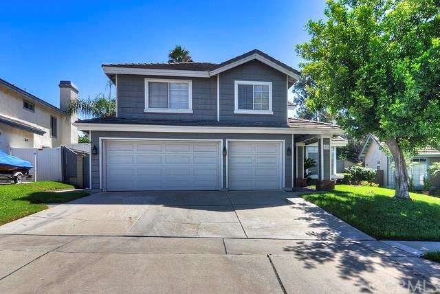 THIS CAPE COD STYLE HOME HAS A GOOD CURB APPEAL AN