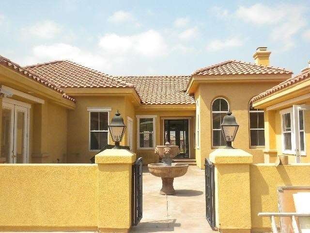 FRONT COURTYARD