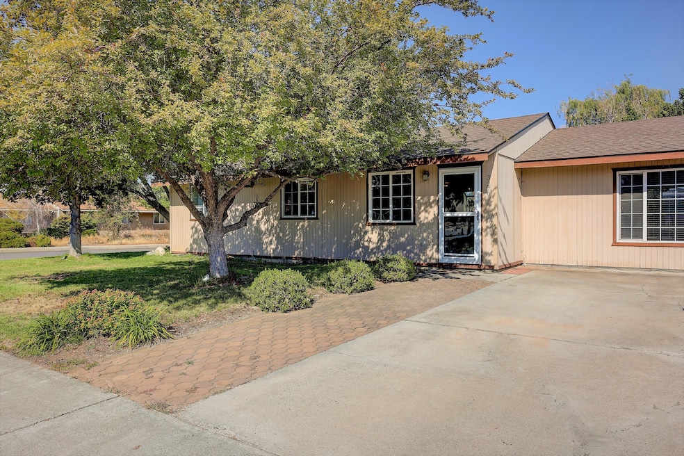 3279 SW Pumice Place, Redmond, OR 97756 - photo 1