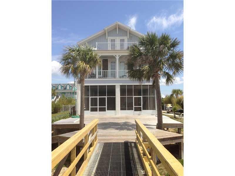 Photo. Front of the home faces the lake...Enjoy gr