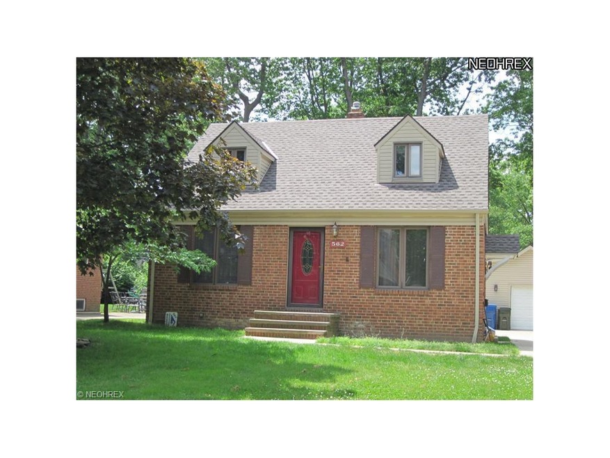 Welcome to 562 Oakmoor in Bay Village, OH