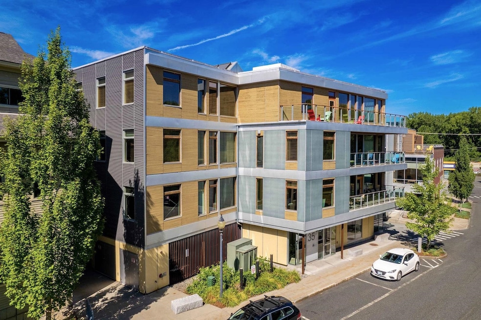 Beautiful Railroad Row building with condos in thriving WRJ, VT