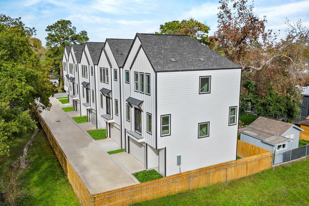 821 Woodcrest Dr, Houston, TX 77018 - photo 1