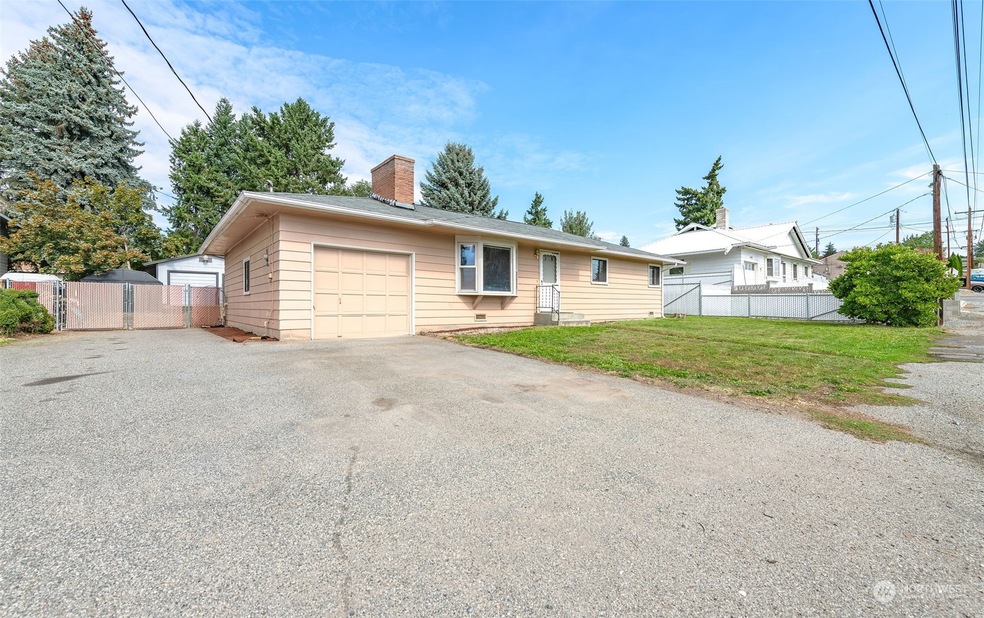 1585 1st St SE, East Wenatchee, WA 98802 - photo 1