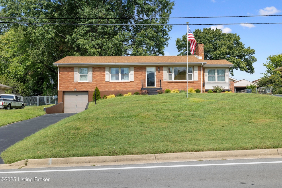 5411 Robbs Ln, Louisville, KY 40219 - photo 1