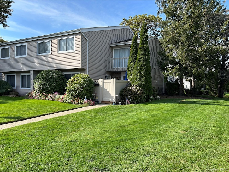 233B Springmeadow Dr unit B, Holbrook, NY 11741 - photo 1