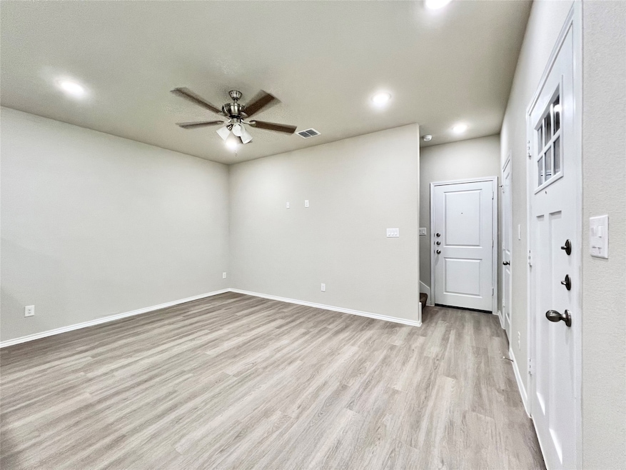Livingroom featuring light wood-style flooring, recessed lighting, and a ceiling fan