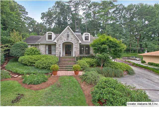 Welcome to 12 Glenview Circle! Fabulous lot locate