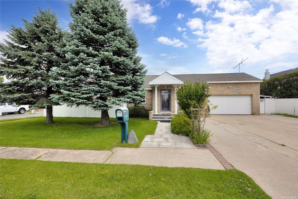 1 Sands Ln, Lindenhurst, NY 11757 - photo 1