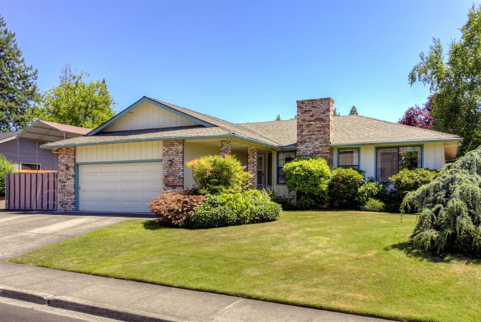 2474 Pinebrook Cir, Medford, OR 97504 - photo 1