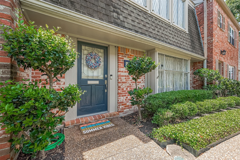 Beautifully updated town home zoned to acclaimed B